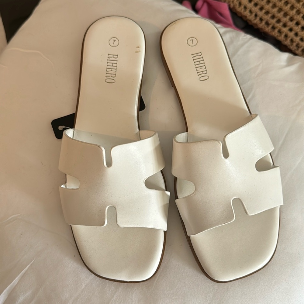 NWT flat sandal